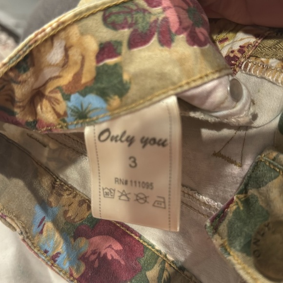 Jeans with flowers on it - Picture 2 of 2